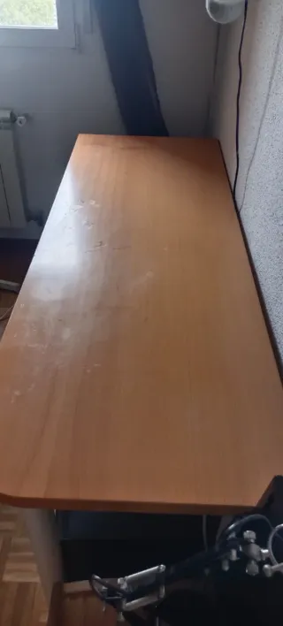 Escritorio de madera con cajones