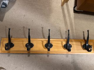Perchero de madera y metal