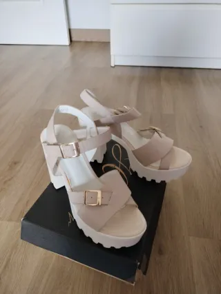 Sandalias de plataforma beige y blancas