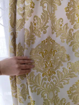 Cortinas barrocas doradas y blancas