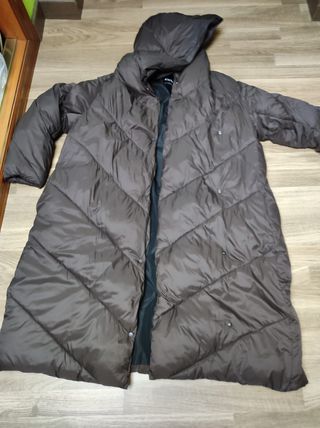 Abrigo largo acolchado con capucha