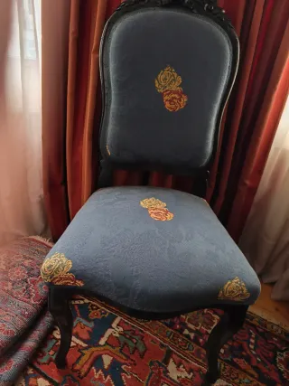 Silla antigua tapizada