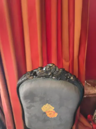 Silla antigua tapizada