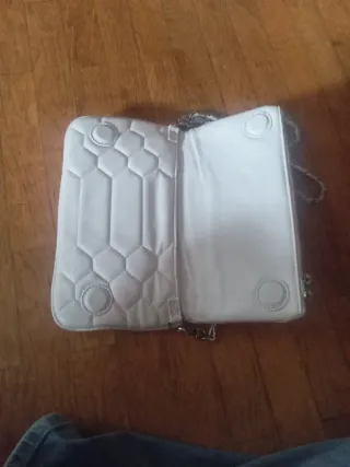 Bolso blanco imitación cuero con cadena