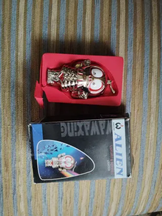 Set di 4 accendini: Alien, teschio e mano