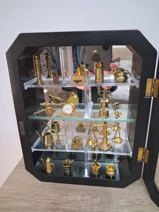 Vitrina expositora con figuras