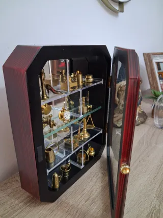 Vitrina expositora con figuras