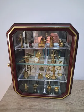 Vitrina expositora con figuras