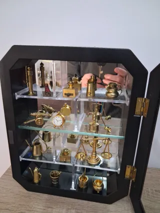 Vitrina expositora con figuras