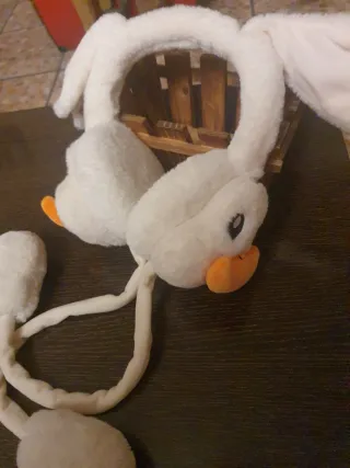 Orejeras de peluche blancas y naranjas