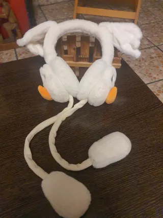 Orejeras de peluche blancas y naranjas