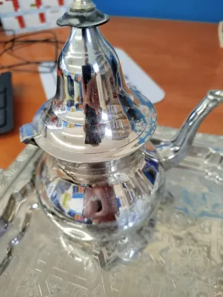 Bandeja de té con 6 vasos. La tetera no tiene asa.