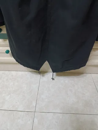 Trench negro con forro estampado