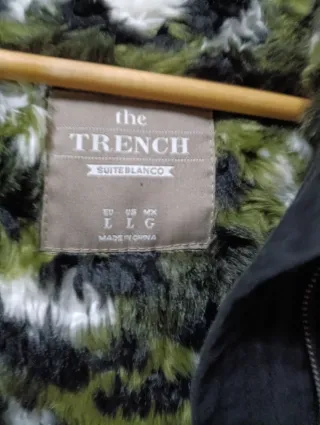 Trench negro con forro estampado