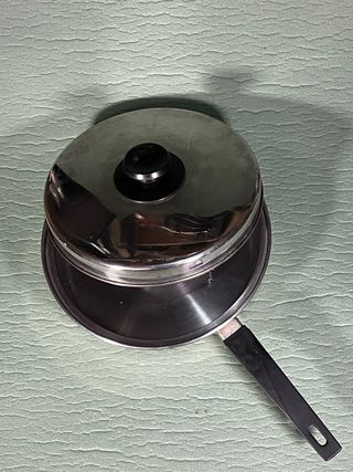 Four pots with cover for larger ones