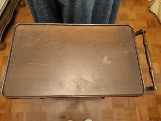 Mesa camarera de madera con ruedas