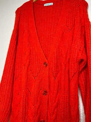 Chaqueta de punto roja larga