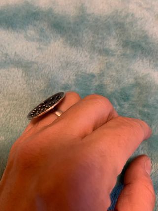 Anillo de plata con diseño en gotas