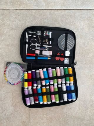 Costurero compacto con accesorios