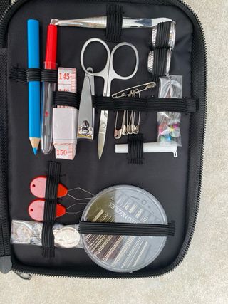 Costurero compacto con accesorios