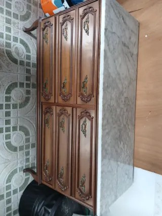 Cómoda antigua de madera y mármol