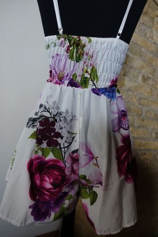 Mono floral blanco y morado.