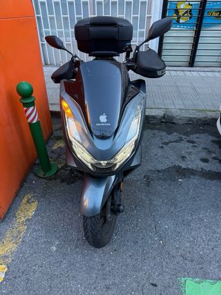 Honda PCX 125cc 2022 ( moto y baul ) 2.200