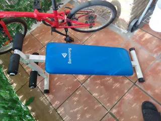 Banco de abdominales Boomerang azul