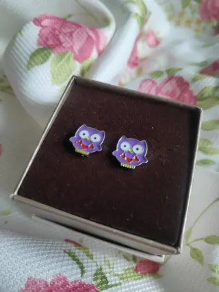 Pendientes de búho morado esmaltado