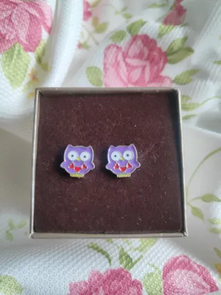 Pendientes de búho morado esmaltado