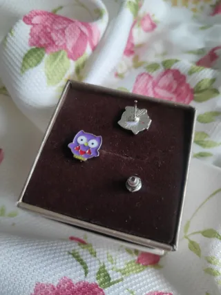 Pendientes de búho morado esmaltado