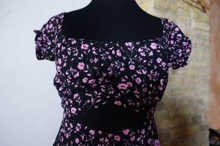 Mono floral negro y rosa