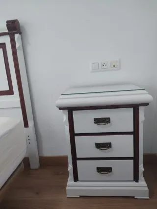 Cabecero de cama y mesillas de madera