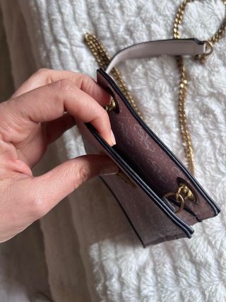 Bolso pequeño Guess dorado y rosa