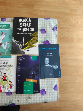 Vendo libros de lectura de institutos, uno 5 eur,