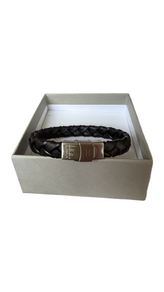 Pulsera de cuero trenzado.