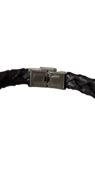 Pulsera de cuero trenzado.