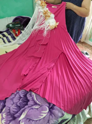 Vestido largo plisado con flores