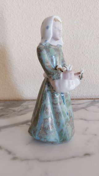 Figura porcelana niña con flores de Ramón Inglés