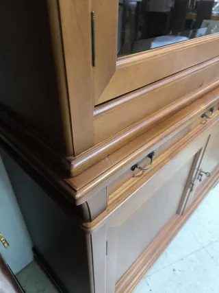 Vitrina de madera con puertas de cristal