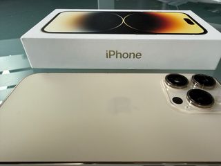 iPhone 14 Pro dorado con su Caja