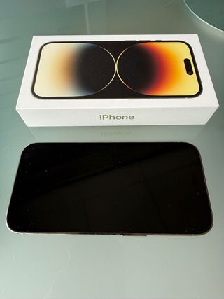 iPhone 14 Pro dorado con su Caja
