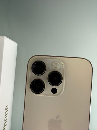 iPhone 14 Pro dorado con su Caja