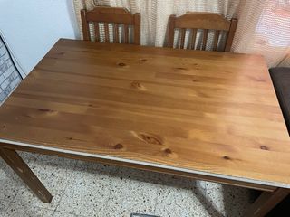 Mesa de madera con 2 sillas