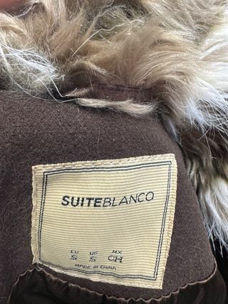 Abrigo de pelo marrón y blanco