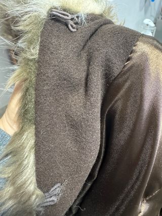 Abrigo de pelo marrón y blanco