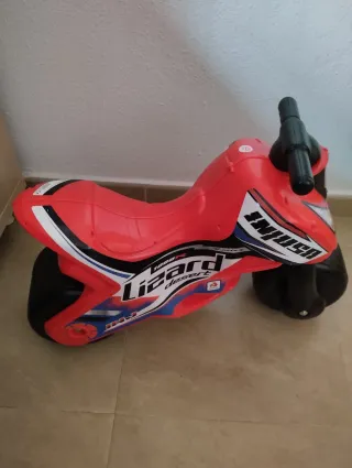 Correpasillos Moto Roja a estrenar!