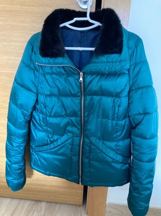 Anorak verde azulado con cuello de pelo