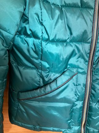 Anorak verde azulado con cuello de pelo