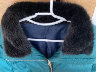 Anorak verde azulado con cuello de pelo